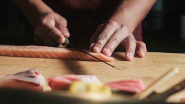 Ilustrasi emak-emak mengolah ikan. [Pexels]